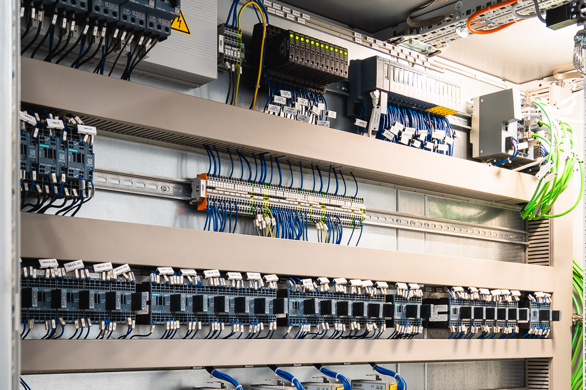 20_Fuelle_Schaltschrankbau Innenansicht_HF19-22-123_RGB_3-2